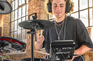 Alesis Nitro Max Kit Bateria eletrónica com remendos silenciosos de malha, caixa de zona dupla de 10", Bluetooth, 440 sons autênticos, aulas Drumeo, USB MIDI, pedal de bombo